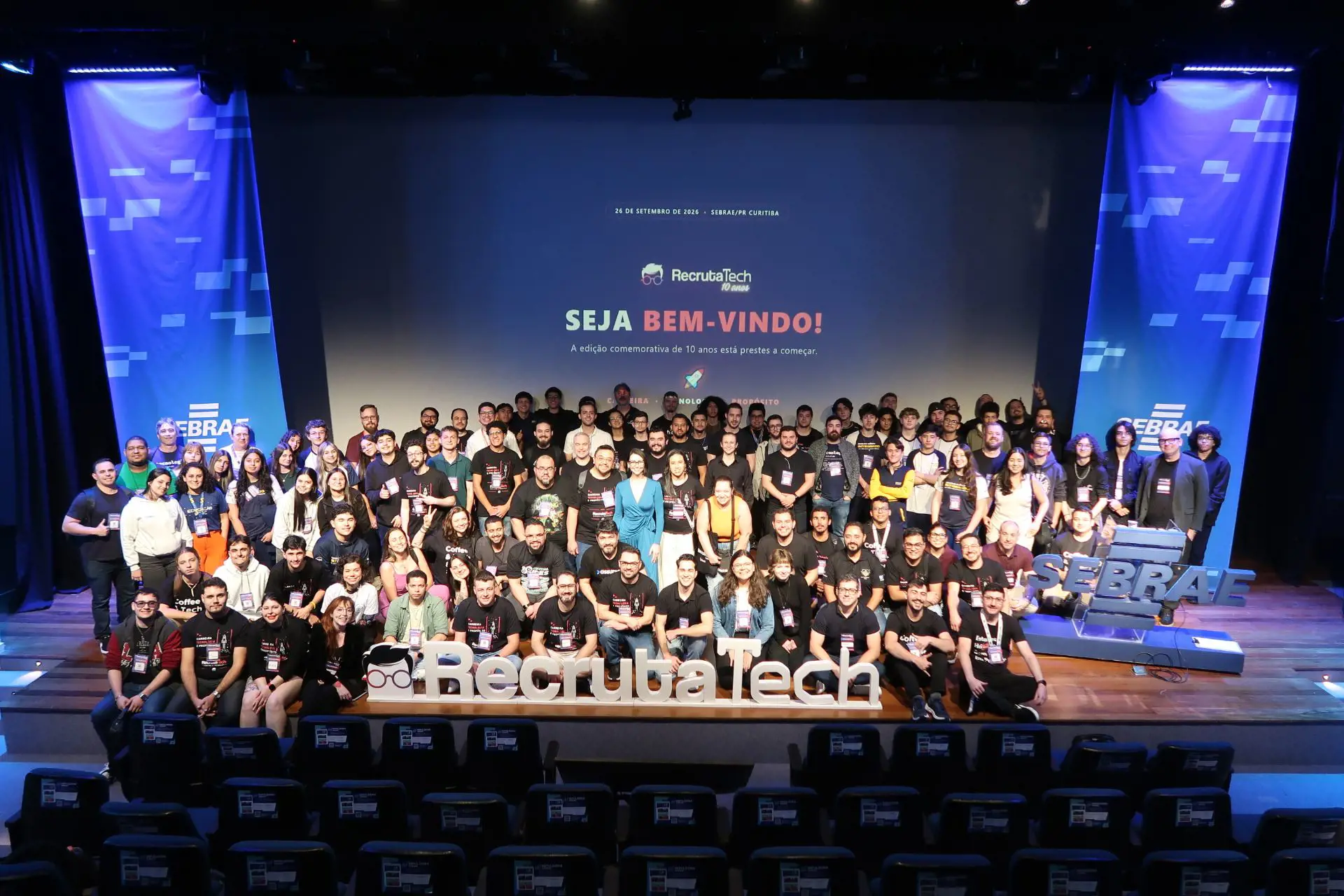 Palco principal do RecrutaTech 2026 com todos os participantes